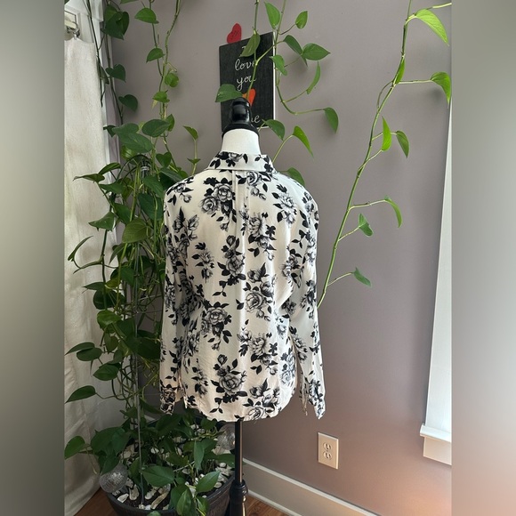 White House Black Market Black and White Floral Button Down Shirt - Picture 7 of 9